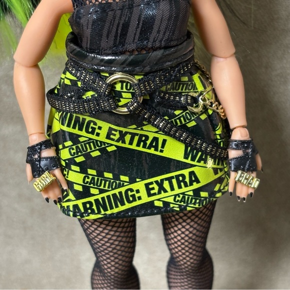 LOL OMG Surprise Remix Rock Band Warning Extra
Neon Green Doll - Picture 7 of 7